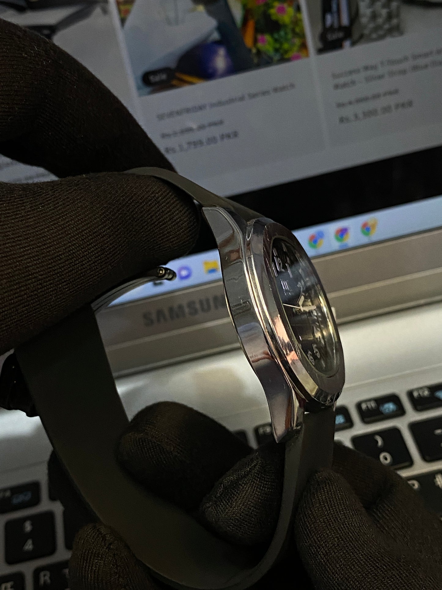 Twerk Rood Quartz Watch ā Midnight Blue Dial